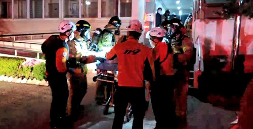 서울 방화동 아파트 화재…1명 사망.<서울소방재난본부 제공>